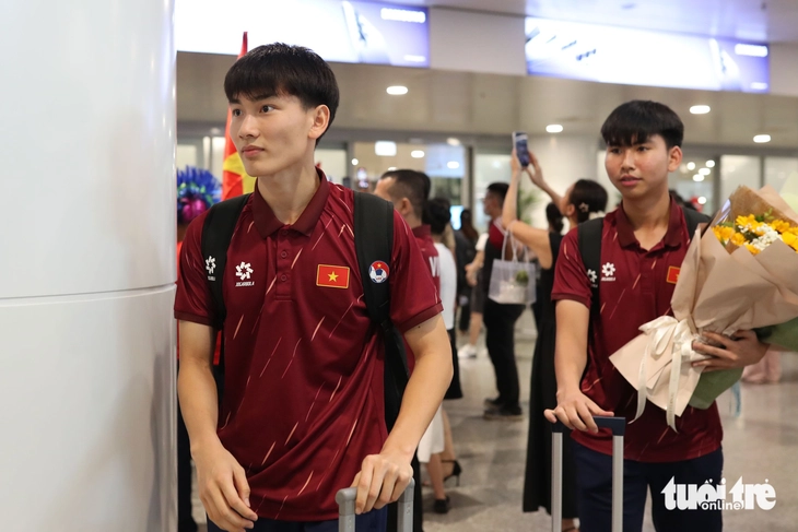 HLV Cristiano Roland khóc khi cùng U17 Việt Nam về nước - Ảnh 8.