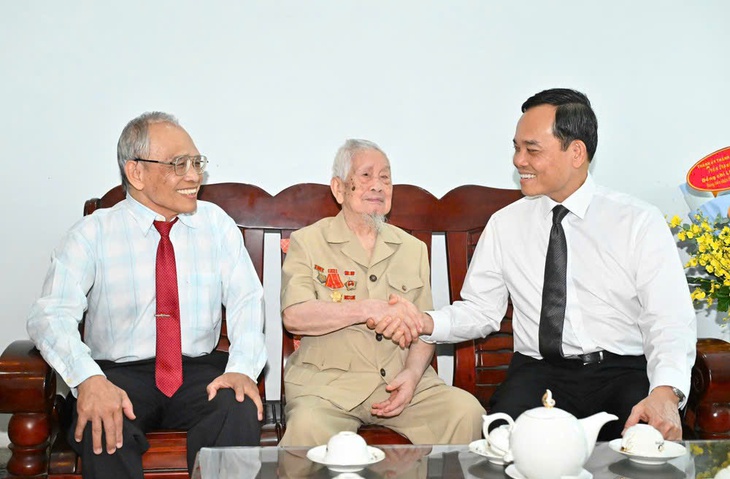 Bí thư Trần Lưu Quang trao Huy hiệu 65 tuổi Đảng cho nguyên Phó chủ tịch nước Trương Mỹ Hoa - Ảnh 3. Trương Mỹ Hoa - Ảnh 3.