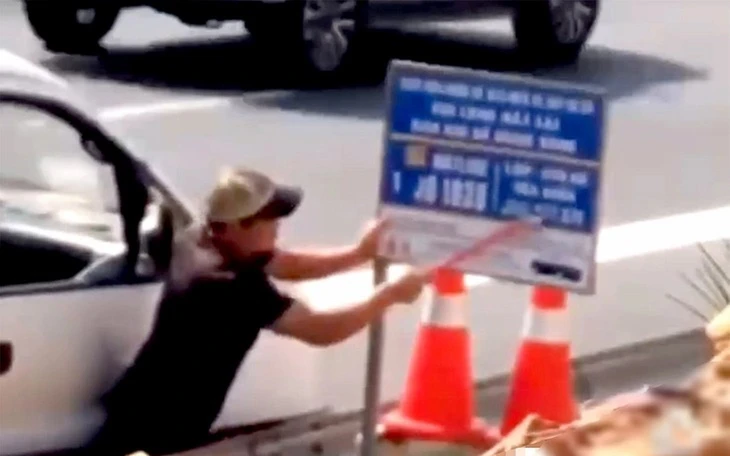 Thi công trạm dừng nghỉ, gây bụi mù mịt trên cao tốc Quảng Ngãi - Hoài Nhơn - Ảnh 4.