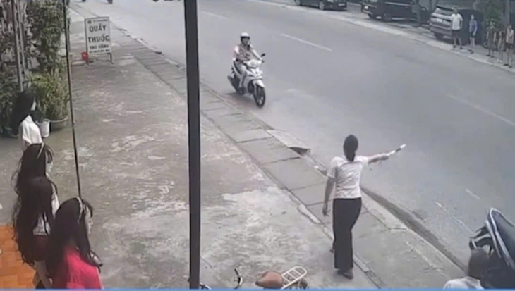 Cô gái dùng gậy chỉ huy giao thông dừng xe cảnh sát giao thông gây bão mạng - Ảnh 1.