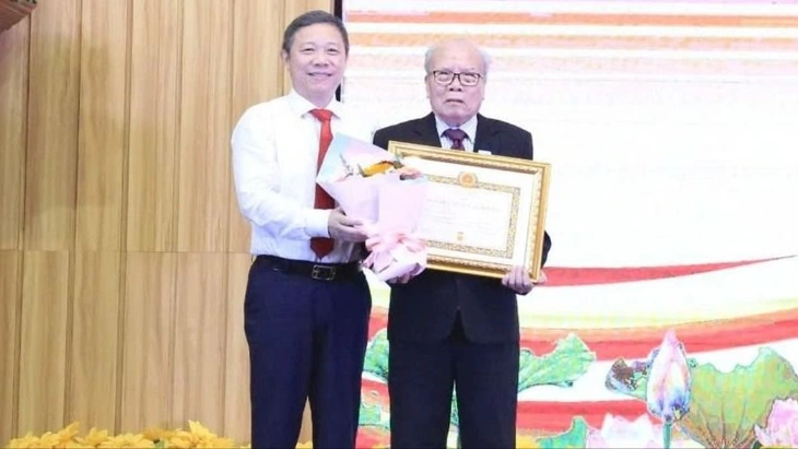 Lãnh đạo TP.HCM trao Huy hiệu Đảng đến các đảng viên dịp 19-5 - Ảnh 4.