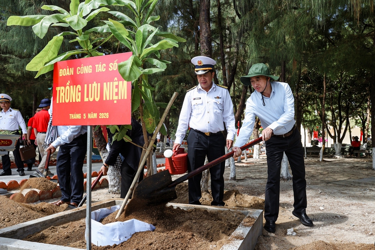 Y tế biển đảo: ‘Giữ sức khỏe nơi đầu sóng để bảo vệ chủ quyền từ sớm, từ xa’ - Ảnh 2.