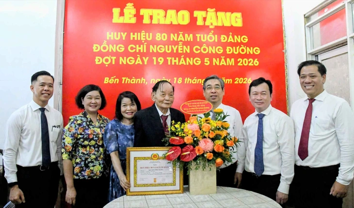 Lãnh đạo TP.HCM trao Huy hiệu 80 năm tuổi Đảng đến các đảng viên - Ảnh 2.