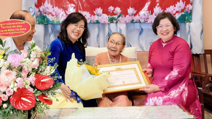 Lãnh đạo Thành ủy TP.HCM trao Huy hiệu Đảng đến đảng viên lão thành - Ảnh 3.