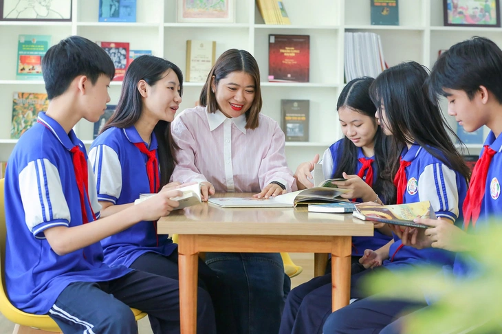 Thanh Hóa thiếu hơn 2.700 giáo viên, quá tải trường lớp ở đô thị, bãi ngang ven biển - Ảnh 2.