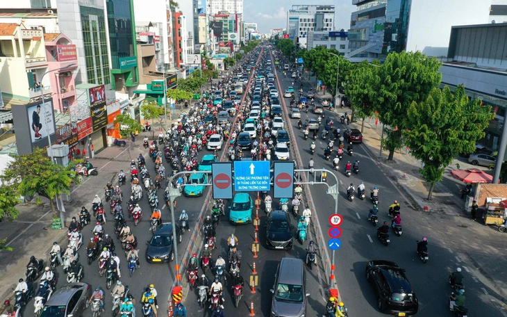 Dải phân cách tự động dùng năng lượng mặt trời đầu tiên ở TP.HCM hoạt động ra sao khi trời mưa? - Ảnh 6.