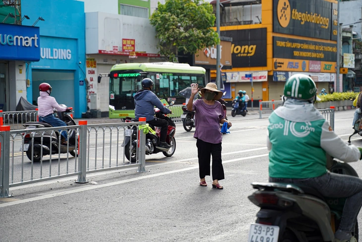 Sau những ngày đầu phân làn đảo chiều đường Cộng Hòa, bạn đọc góp thêm giải pháp - Ảnh 4.