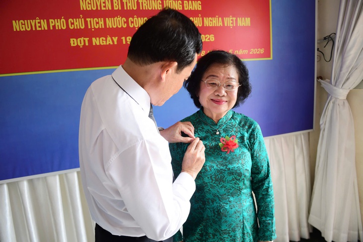 Bí thư Trần Lưu Quang trao Huy hiệu 65 tuổi Đảng cho nguyên Phó chủ tịch nước Trương Mỹ Hoa - Ảnh 2.