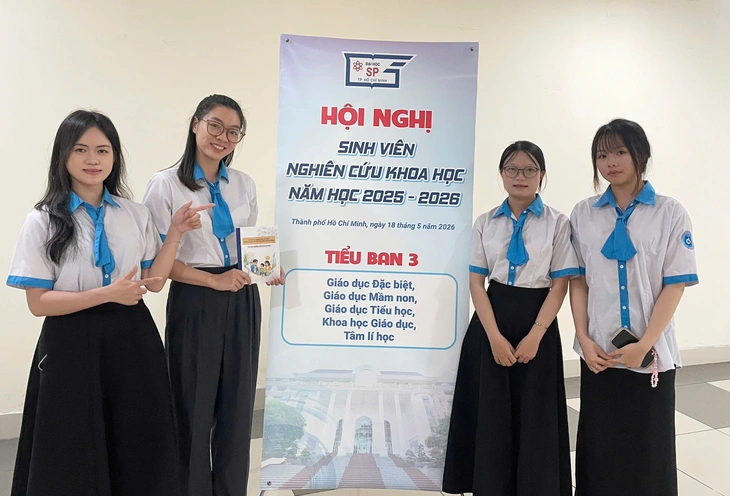 Sinh viên xây dựng tài liệu ngôn ngữ ký hiệu hỗ trợ phụ huynh giao tiếp với trẻ khiếm thính - Ảnh 1. Sinh viên làm tài liệu ngôn ngữ ký hiệu giúp phụ huynh giao tiếp với trẻ khiếm thính - Ảnh 1.