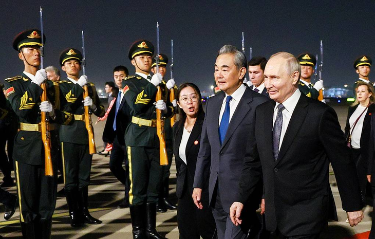 Ông Putin đến Trung Quốc, Ngoại trưởng Vương Nghị ra sân bay đón - Ảnh 1. Putin - Ảnh 1.