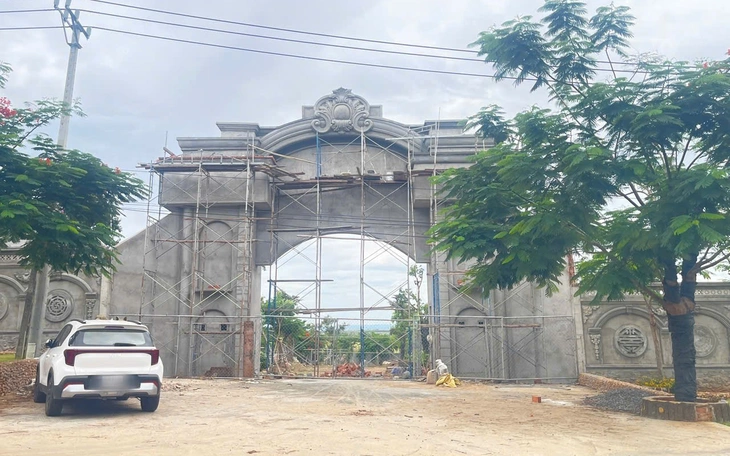 Vụ xây cổng hoành tráng lấn đất đường bộ tại Gia Lai: Không để 'đất công thành đất ông, đất bà!' - Ảnh 3.