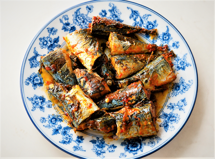Cá nục om trấu rục xương ăn cùng bánh mì nướng, ngon nhớ đời - Ảnh 3.