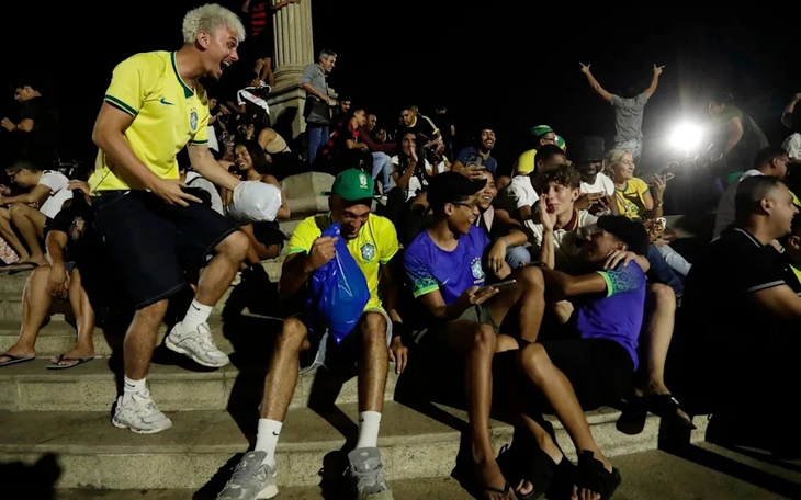 CĐV Brazil vỡ òa, bật khóc trong ngày Neymar được gọi trở lại đội tuyển - Ảnh 3.
