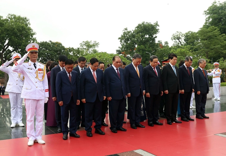 Lãnh đạo Đảng, Nhà nước vào lăng viếng Chủ tịch Hồ Chí Minh - Ảnh 4.