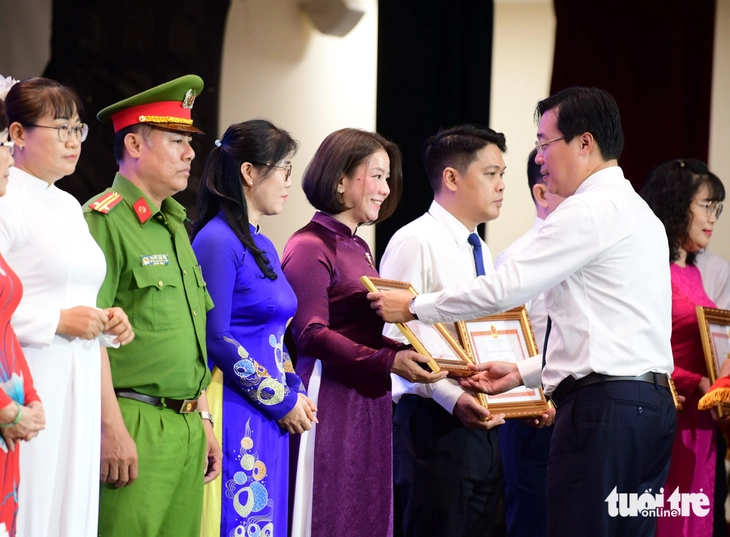 TP.HCM biểu dương, khen thưởng 358 tập thể, cá nhân điển hình học tập và làm theo Bác Hồ - Ảnh 2.