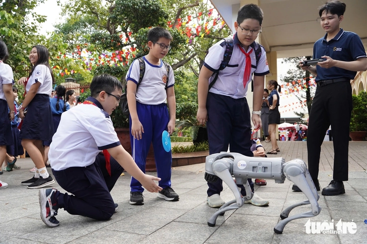Người dân trải nghiệm thực tế ảo, robot, làm dịch vụ công trực tuyến tại trung tâm TP.HCM - Ảnh 1.