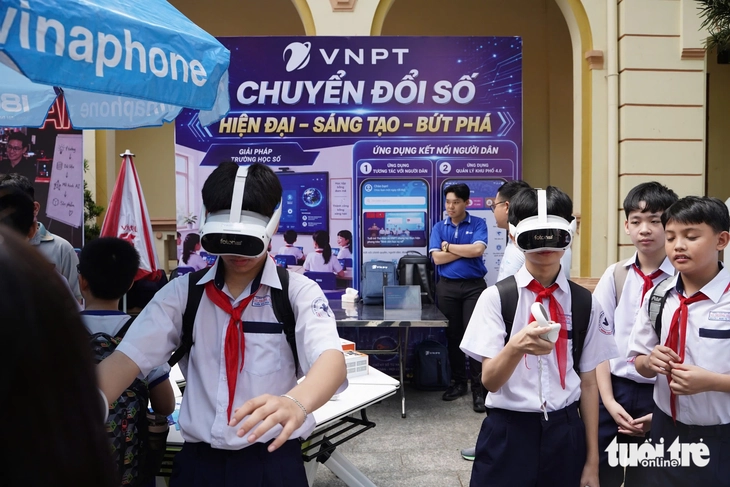 Người dân trải nghiệm thực tế ảo, robot, làm dịch vụ công trực tuyến tại trung tâm TP.HCM - Ảnh 3.
