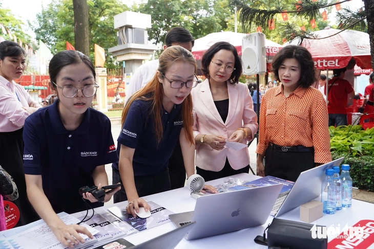 Người dân trải nghiệm thực tế ảo, robot, làm dịch vụ công trực tuyến tại trung tâm TP.HCM - Ảnh 5.