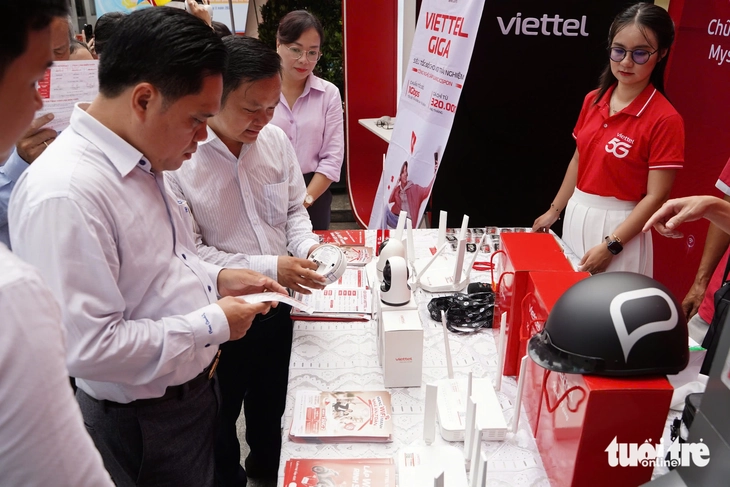 Người dân trải nghiệm thực tế ảo, robot, làm dịch vụ công trực tuyến tại trung tâm TP.HCM - Ảnh 6.