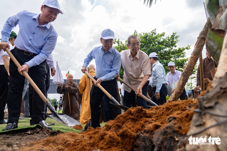 TP.HCM trồng hơn 500 cây xanh hưởng ứng Tết trồng cây đời đời nhớ ơn Bác Hồ - Ảnh 5. Tết trồng cây - Ảnh 5.