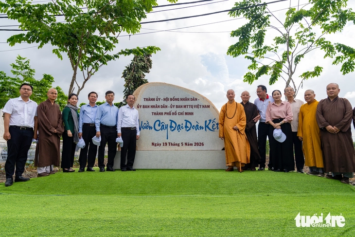 TP.HCM trồng hơn 500 cây xanh hưởng ứng Tết trồng cây đời đời nhớ ơn Bác Hồ - Ảnh 10. Tết trồng cây - Ảnh 10.