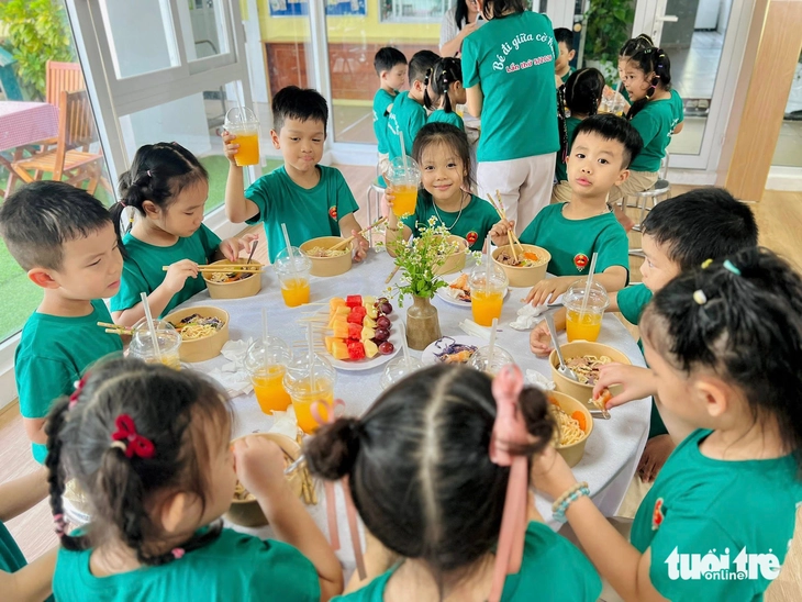Trường ở Đà Nẵng có cách hóa giải ‘tranh cãi đồ ăn nhanh’ tiệc liên hoan cuối năm - Ảnh 1.