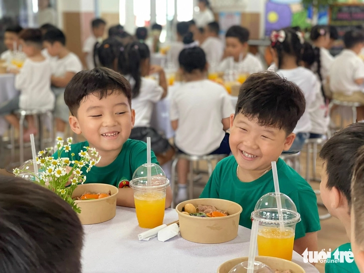 Trường ở Đà Nẵng có cách hóa giải ‘tranh cãi đồ ăn nhanh’ tiệc liên hoan cuối năm - Ảnh 2.