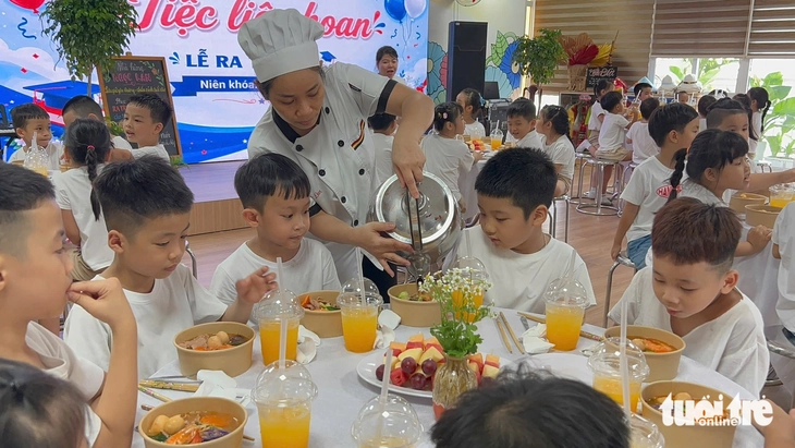 Trường ở Đà Nẵng có cách hóa giải ‘tranh cãi đồ ăn nhanh’ tiệc liên hoan cuối năm - Ảnh 3.
