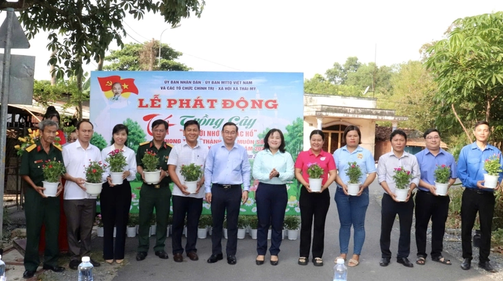 Công chức đến tận nhà chứng thực chữ ký cho người dân - Ảnh 3.