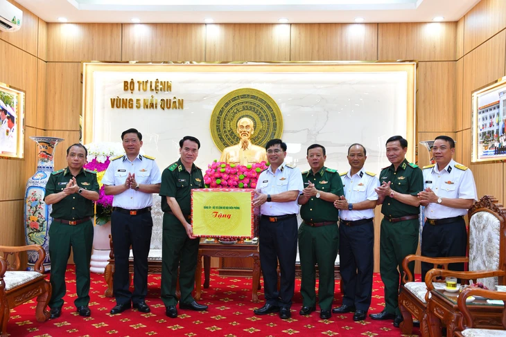 Vùng 5 Hải quân cần phát huy tinh thần đoàn kết, xử lý kịp thời tình huống trên biển - Ảnh 1.