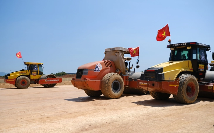 Con gái cán bộ đi B thấy tên ba mình có kỷ vật ở Trung tâm Lưu trữ; Vợ cứu chồng khiến cả hai bị điện giật chết  - Ảnh 2.