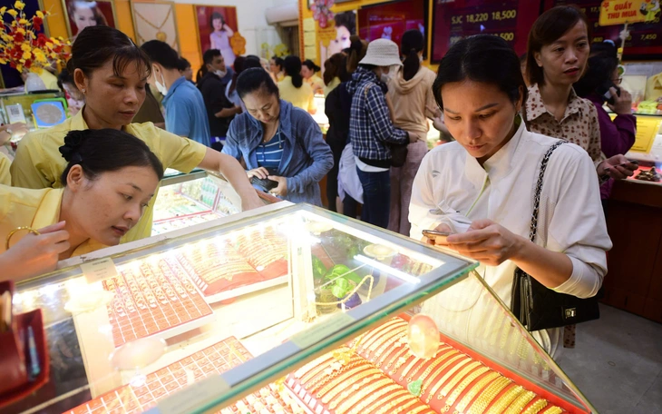 Đọc nhanh 28-5: Giá vàng giảm mạnh; thêm một lãnh đạo doanh nghiệp trên sàn bị khởi tố - Ảnh 3.