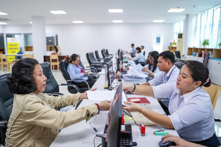 Chi tiết bảng lương viên chức khi tăng lương cơ sở lên 2,53 triệu đồng từ 1-7 - Ảnh 1.