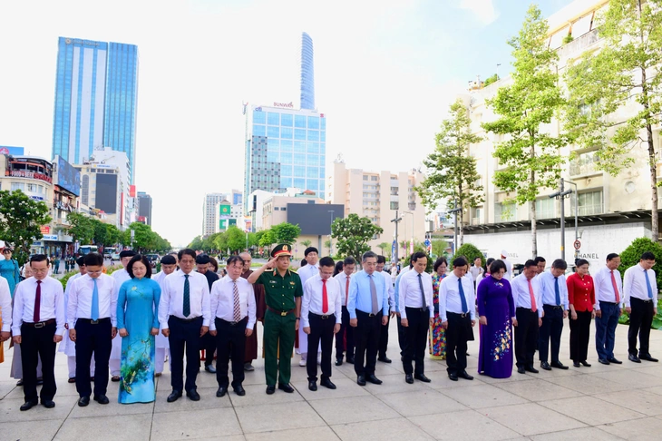 Bí thư Trần Lưu Quang cùng đoàn đại biểu TP.HCM dâng hoa tưởng niệm Chủ tịch Hồ Chí Minh - Ảnh 3.