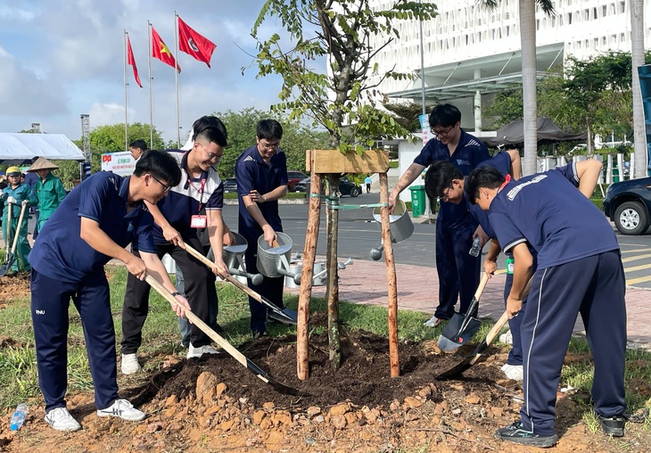 Sinh viên chung tay phủ xanh quảng trường sáng tạo tại Đại học Quốc gia TP.HCM - Ảnh 1. Sinh viên cùng phủ xanh quảng trường sáng tạo Đại học Quốc gia TP.HCM - Ảnh 1.