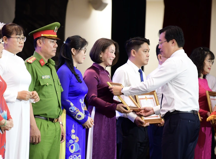 TP.HCM biểu dương, khen thưởng 358 tập thể, cá nhân điển hình học tập và làm theo Bác Hồ - Ảnh 2.