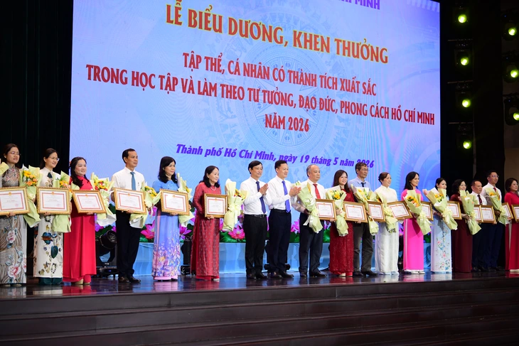 TP.HCM biểu dương, khen thưởng 358 tập thể, cá nhân điển hình học tập và làm theo Bác Hồ - Ảnh 3.
