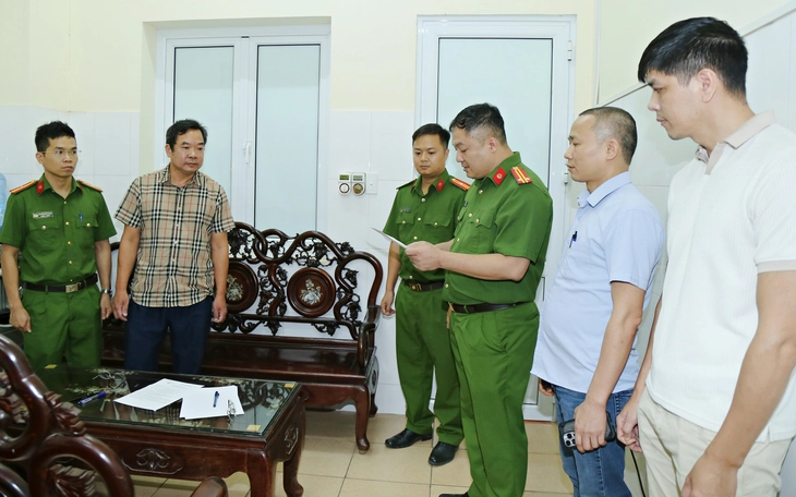 Phá đường dây làm giả giấy tờ xuyên quốc gia, thu gần 10.000 tài liệu giả - Ảnh 3.