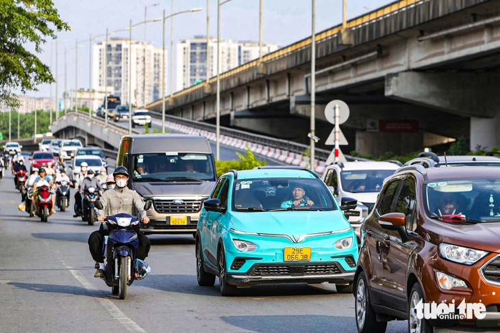 Xe cộ bắt đầu dồn về các cửa ngõ Hà Nội, nội đô vẫn thông thoáng - Ảnh 6.