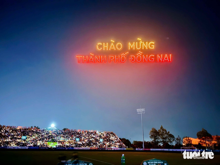 Sân Bình Phước chật kín khán giả ngắm trình diễn drone - Ảnh 8.