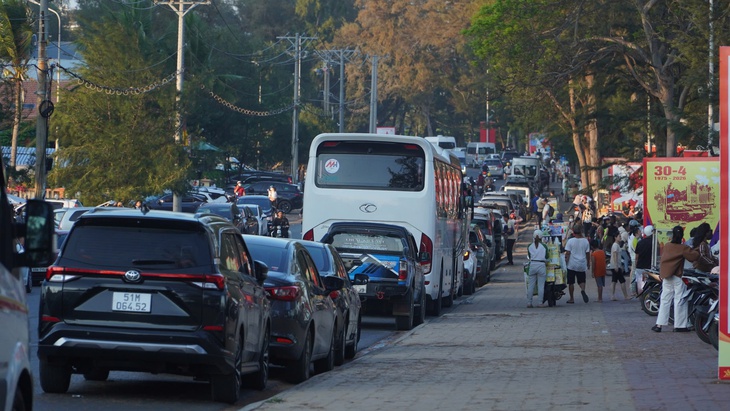 Nắng đẹp, biển Phan Thiết - Mũi Né tấp nập du khách dịp lễ 30-4 - Ảnh 2.
