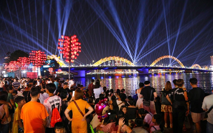 Mãn nhãn xem pháo hoa, công an biểu diễn truy bắt tội phạm như phim trên sông Hàn - Ảnh 2.