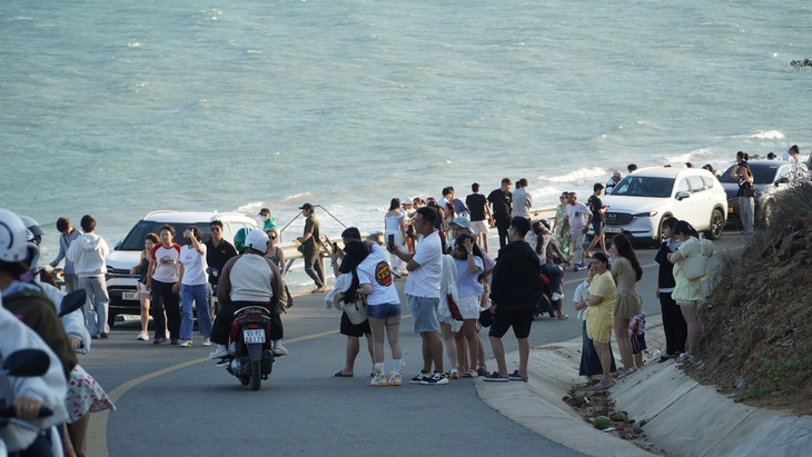 Nắng đẹp, biển Phan Thiết - Mũi Né tấp nập du khách dịp lễ 30-4 - Ảnh 4.