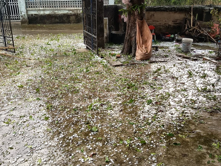 Hà Nội và nhiều tỉnh miền Bắc xuất hiện mưa đá, có nơi viên to bằng cái chén - Ảnh 4.