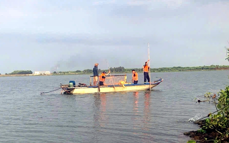 Công an TP Huế xuyên đêm tìm 2 người mất tích - Ảnh 1.
