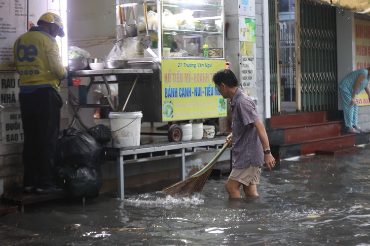 Mưa đầu mùa chợ Thủ Đức ngập, TP.HCM sẽ giải quyết dứt điểm - Ảnh 3.