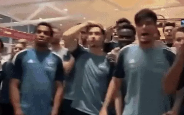 Cổ động viên Arsenal 'thị uy' khí thế sau chức vô địch - Ảnh 3.