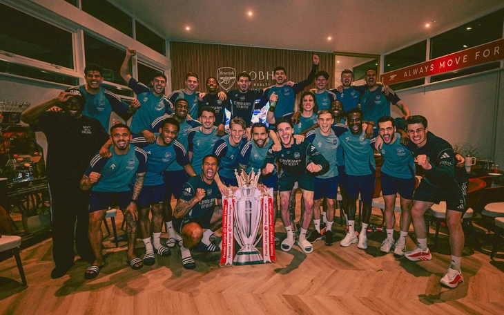 Các ngôi sao Arsenal ăn mừng cuồng nhiệt sau chức vô địch - Ảnh 3.