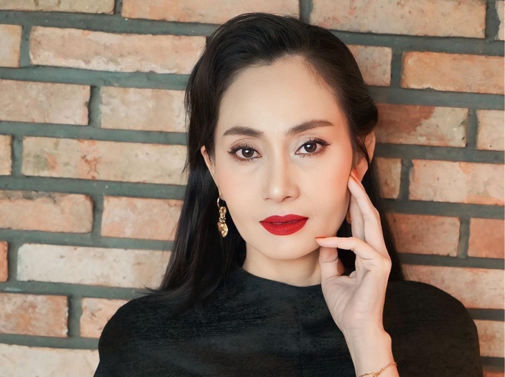 NSƯT Hạnh Thúy: ‘Nhiều nghệ sĩ luôn có vài viên xanh, hồng để thể hiện đẳng cấp, sành điệu' - Ảnh 1.