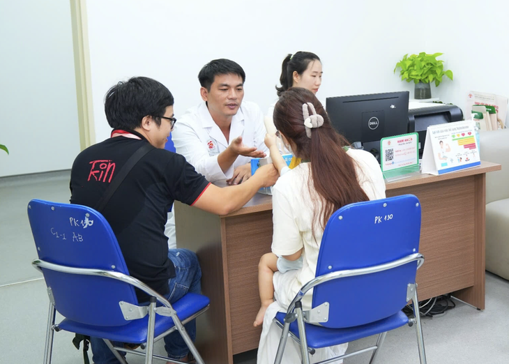 Bé trai tiểu lệch, tiểu khó, có thể là dấu hiệu bệnh lý - Ảnh 1. lỗ tiểu thấp - Ảnh 1.